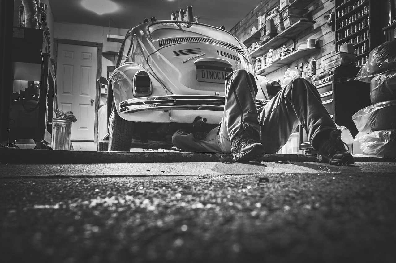 man, car, repair, car repair, car workshop, repair shop, repairs, garage, mechanic, vw beetle, volkswagen, beetle, automotive, workshop, tools, supplies, car wallpapers, monochrome, black and white